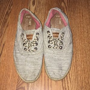 Toms with laces